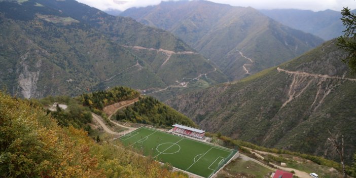 Dağların zirvesinde futbol oynuyorlar