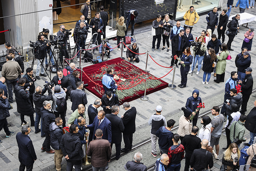 Beyoğlu'nda patlamanın yaşandığı yere karanfil bırakıldı