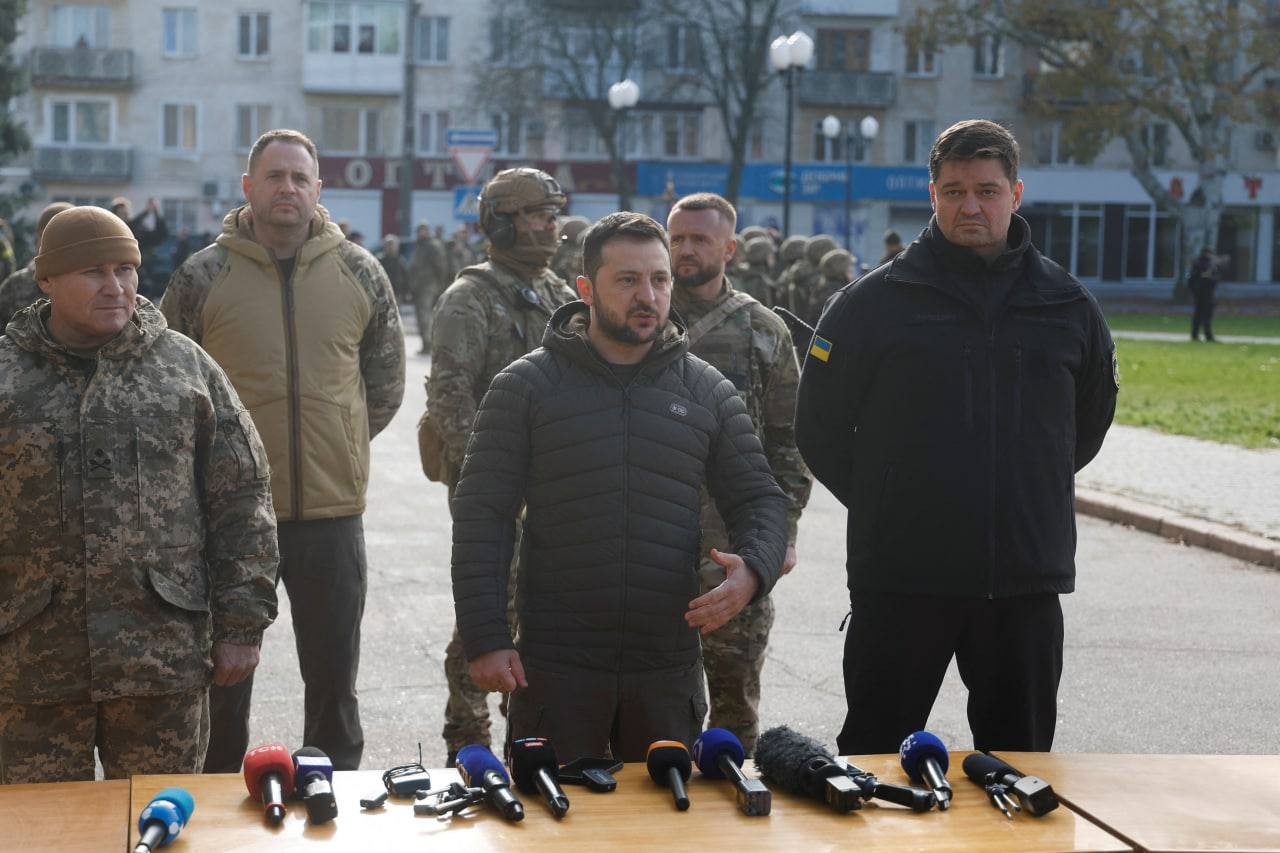 Zelenskiy, Rus birliklerinin çekildiği Herson’u ziyaret etti