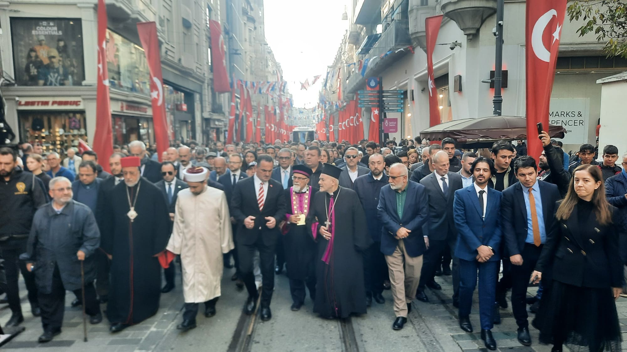 İstiklal Caddesi'nde teröre karşı anlamlı yürüyüş