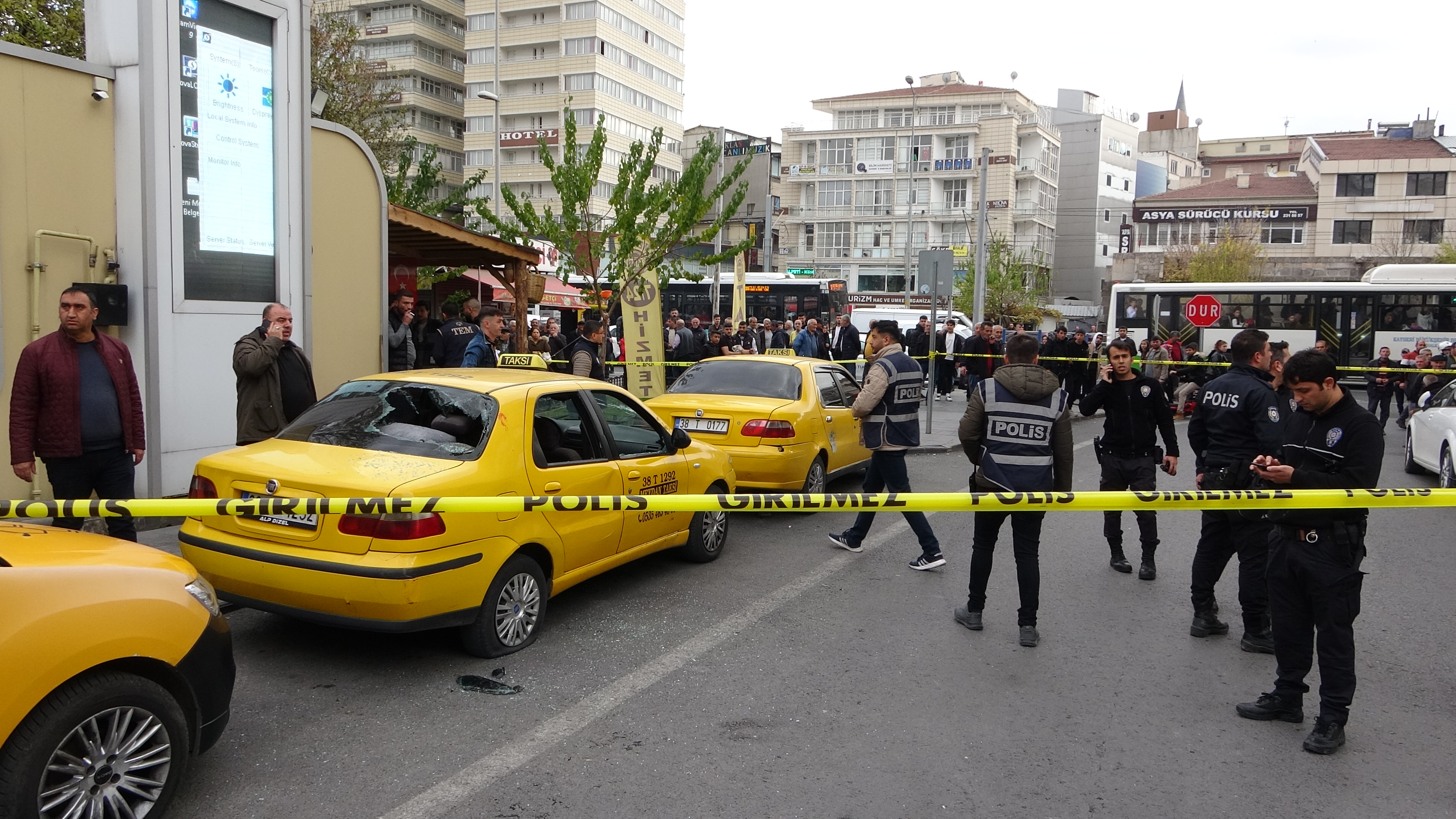 Kavgada husumetlisi yerine babası ve kardeşini vurdu