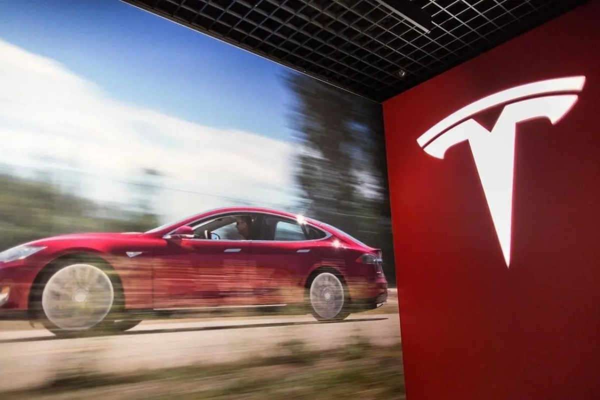 Tesla milyonlarca aracını geri çağırıyor