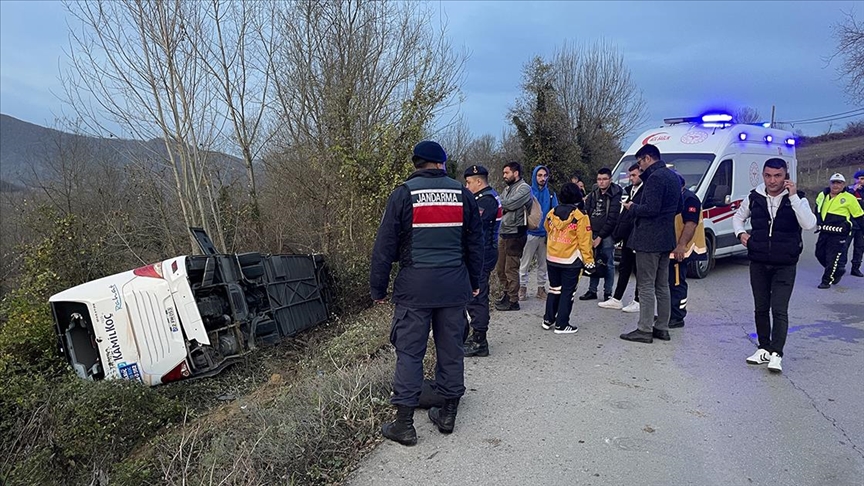 Yolcu otobüsü devrildi: 39 yaralı