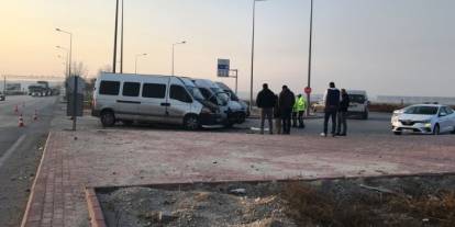 Konya'da servis minibüsleri ve otomobil çarpıştı: 14 yaralı