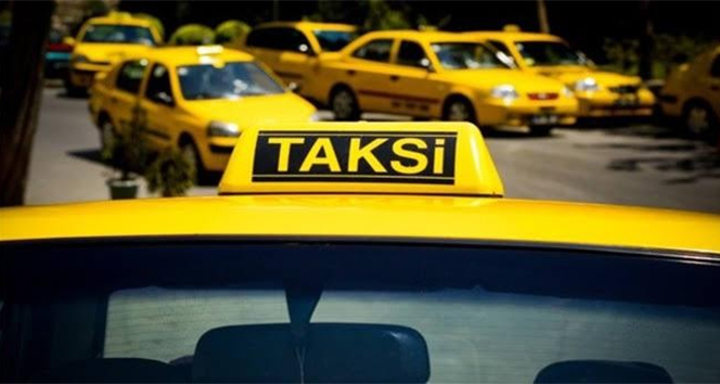 Taksi şoförü yayalara çarpmamak için durağa daldı: 1’i ağır 6 yaralı