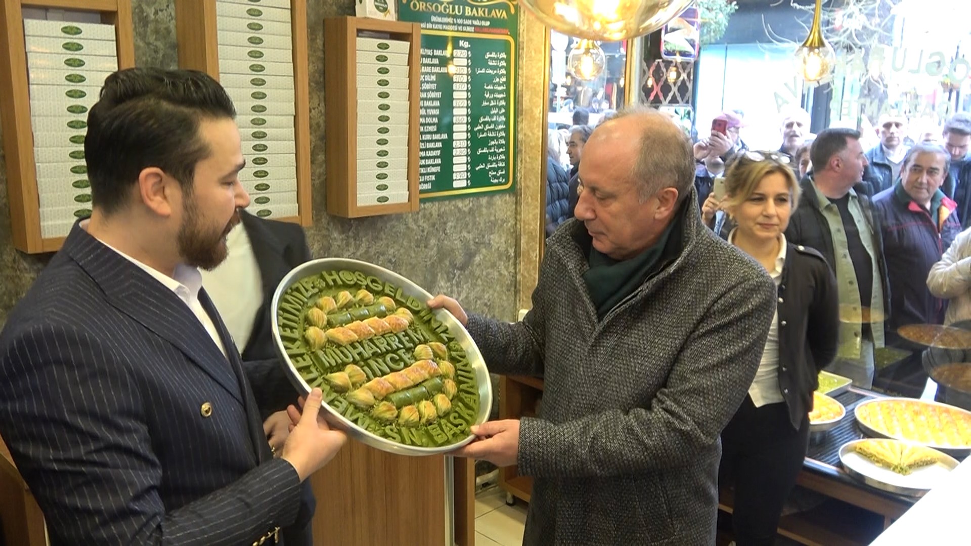 İnce'ye memleketi Yalova’da üzerinde adının yazılı olduğu baklava ikram edildi