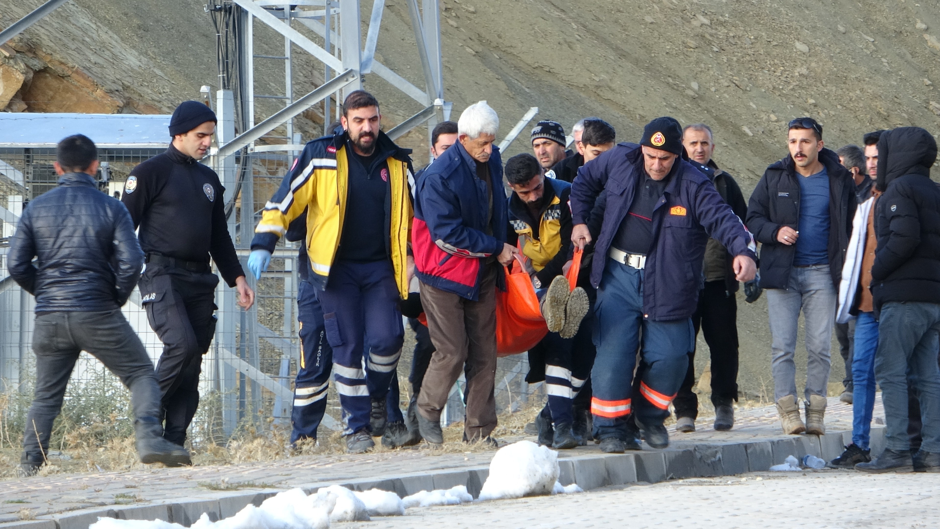 Yüksekova'da dehşet! Biri doktor 3 kişi silahla vurulmuş halde bulundu