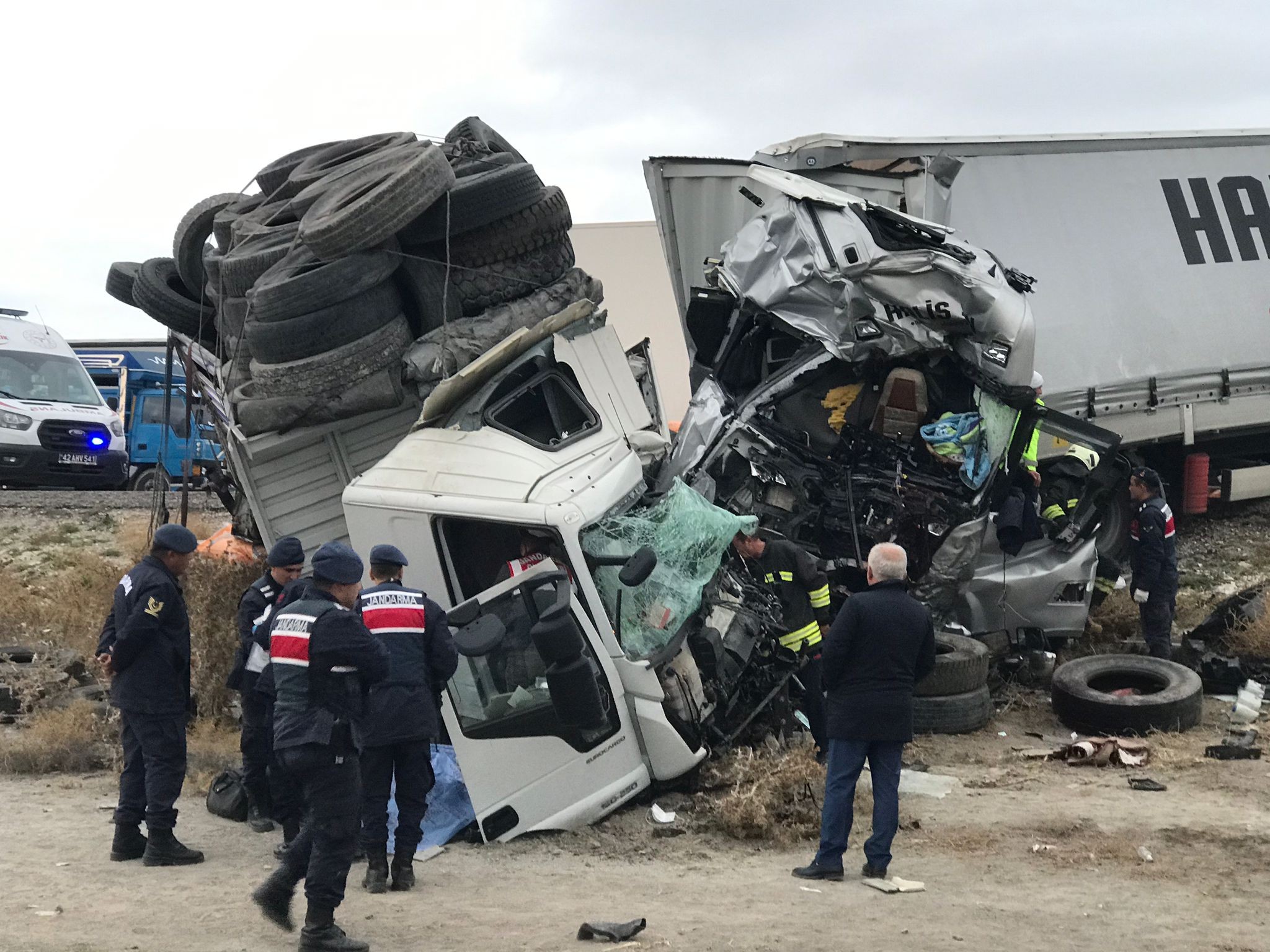 Konya’da tır ile kamyon kafa kafaya çarpıştı: 2 ölü, 1 yaralı