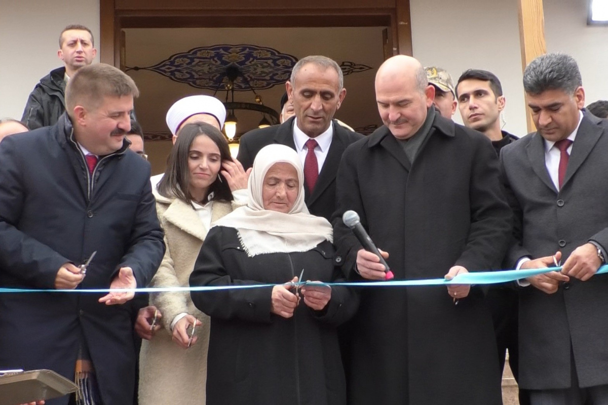 Bakan Soylu, şehit asker adına yaptırılan cami ve Kur'an kursunun açılışını yaptı