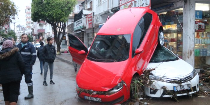 Sel araçları üst üste çıkardı