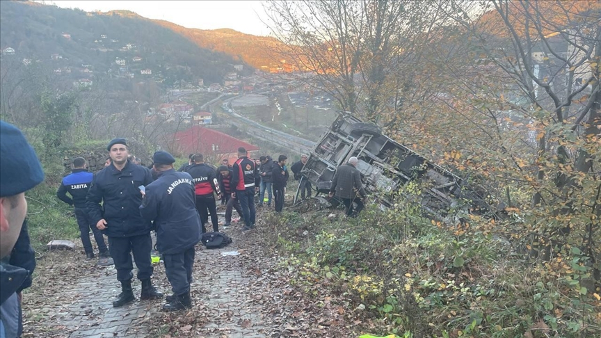 Servis aracı şarampole devrildi: 1 ölü 15 yaralı