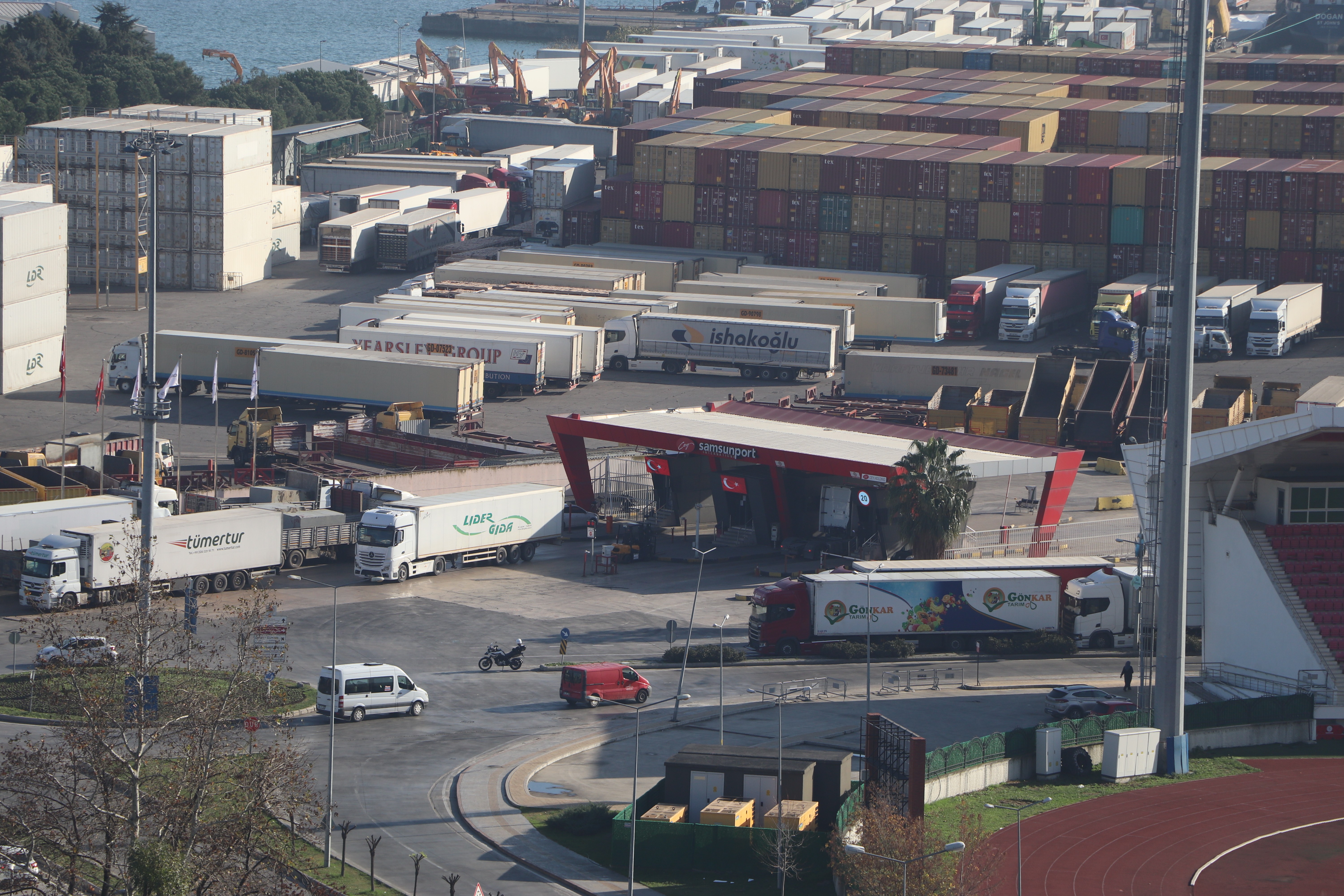 Rusya ile gemi trafiği yavaşladı, tırlar Samsun’da yığıldı