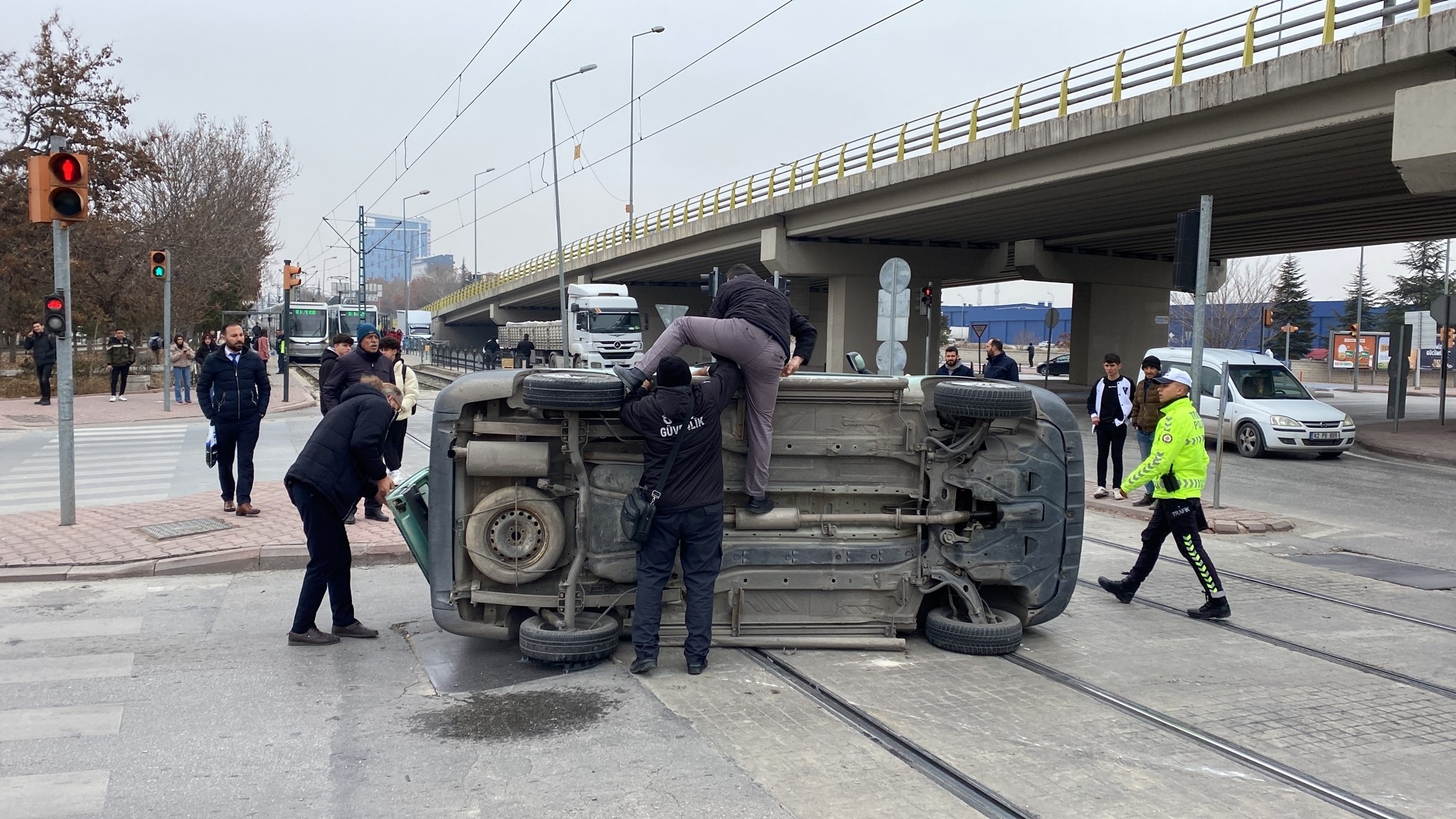 Kazaya karışan otomobil tramvay hattına devrildi