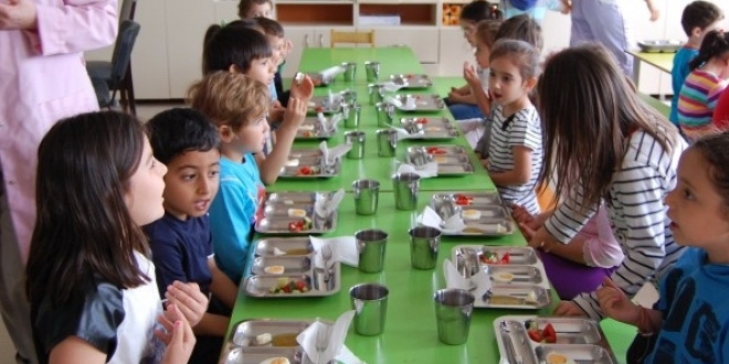 Tüm okullarda ücretsiz yemek uygulaması başlıyor