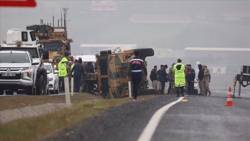 Askeri araç devrildi, 6 asker yaralandı