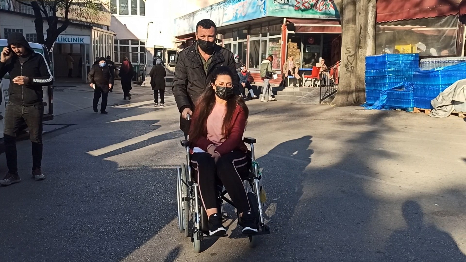 Ağrıları dinsin diye gittiği hastaneden tekerlekli sandalyeyle çıktı