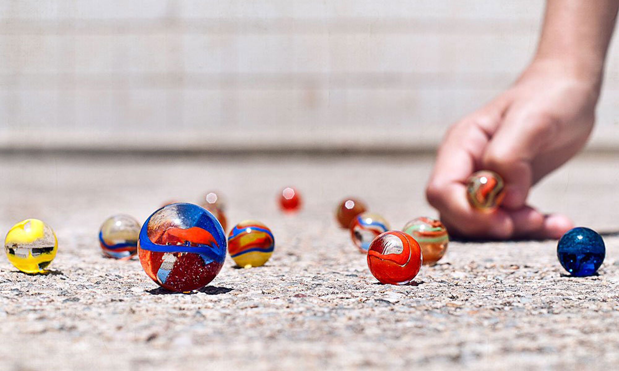 Игра шары стекло. Игра со стеклянными шариками. Marbles игра. Шарики Марблс. Игры со стеклянными шариками для детей.