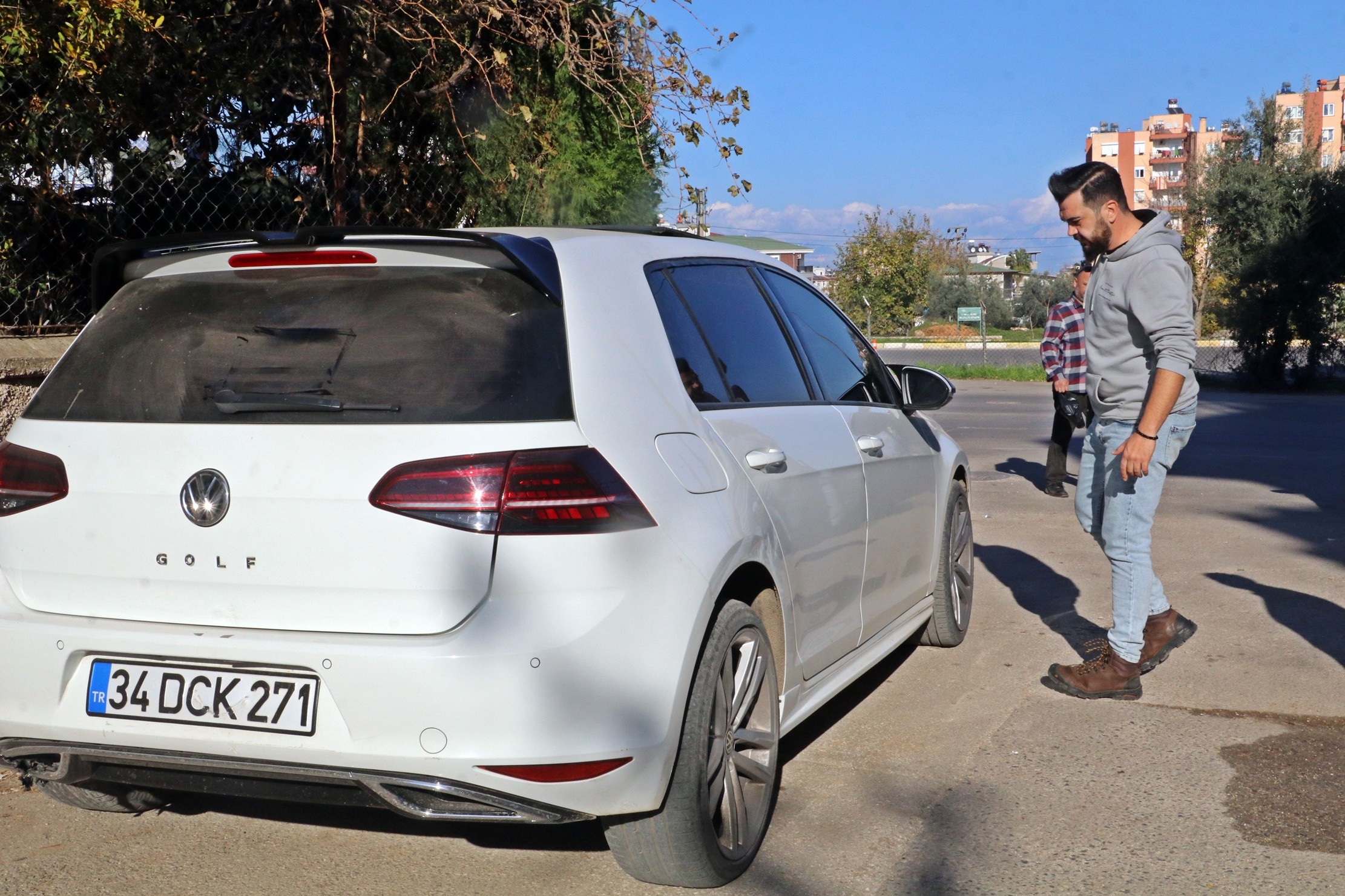 'Dur' ihtarına uymadı, yakalanacağını anlayınca otomobilini bırakıp kaçtı