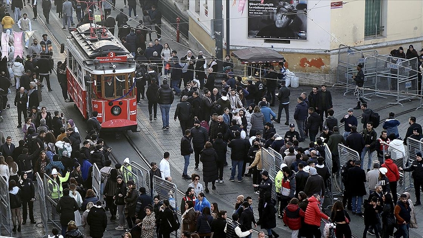 Yeni yıla saatler kala Taksim'de yoğunluk yaşanıyor