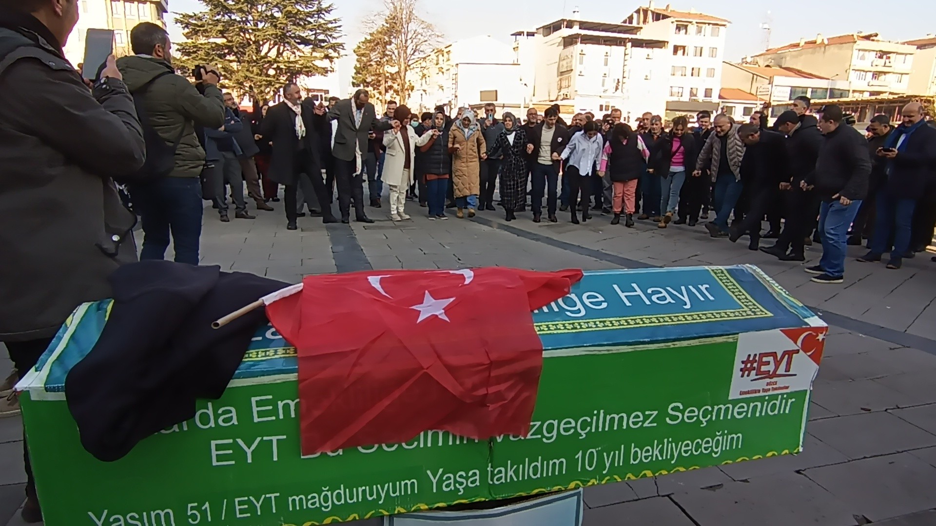 EYT’liler yeni çıkacak kanunu göbek atarak kutladı, tabutu parçaladı