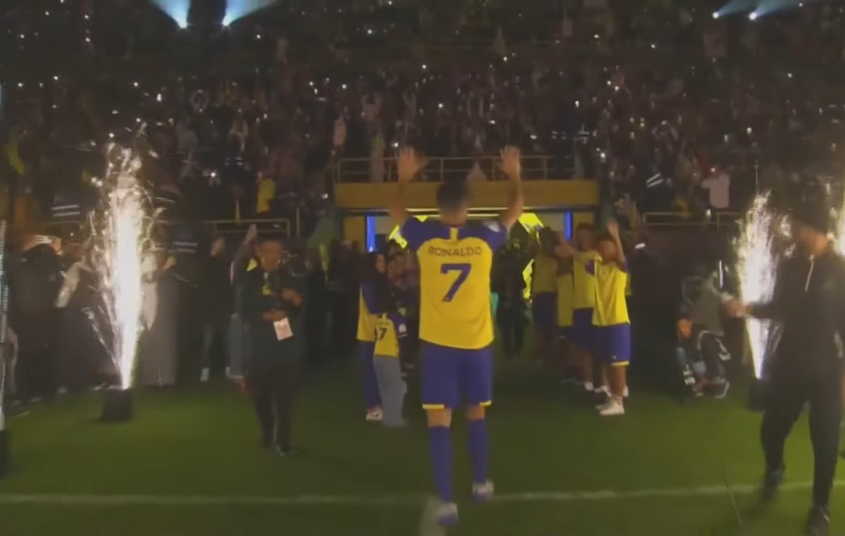 Cristiano Ronaldo, görkemli törenle Al Nassr'a imza attı