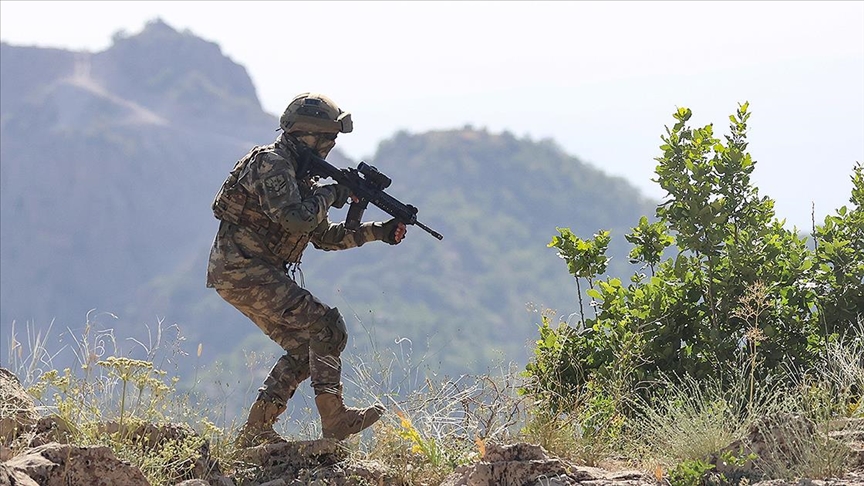 Komandolar operasyonları sürdürüyor