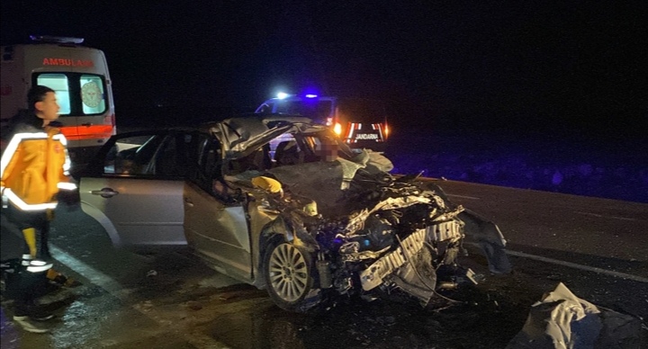 Otomobil vince arkadan çarptı: 1’i bebek 3 ölü, 1 ağır yaralı