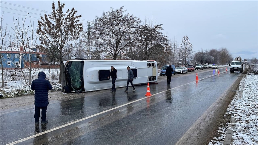 Otobüs devrildi, 13 kişi yaralandı