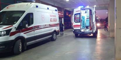 Kontrolden çıkarak yol kenarına uçan araç alev topuna döndü: 2 yaralı