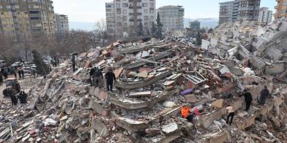 Depremde bu bina yıkılmıştı. Eski belediye başkanı tutuklandı