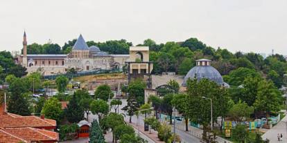 Konya'da duyulan patlama sesi araçların camını kırdı