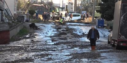 Konya'nın göbeğinde su borusu patladı! Yollar gölete döndü