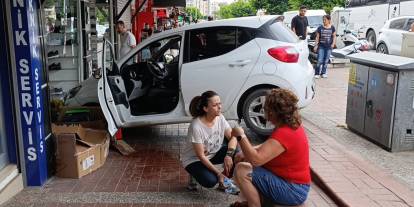 Otomobille ayakkabı mağazasına daldı