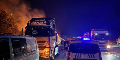 Konya’da tırın karton yüklü dorsesi karayolunda alev alev yandı