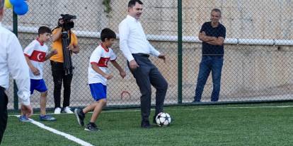 Bakan Kurum çocuklarla futbol oynadı