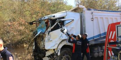 Korkutan kaza: TIR'ların arasında kalan şahsı itfaiye  itfaiye kurtardı