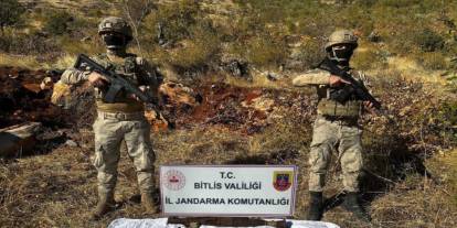 Bitlis'te sahaya çıkan komando PKK'nın cephaneliğini buldu