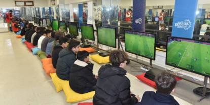 Karatay'ın gençleri Playstation turnuvasında buluştu