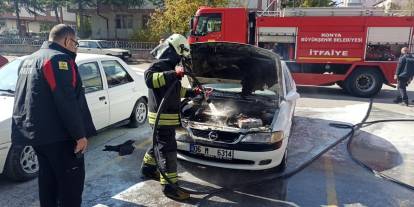 Konya'da alev alan araba  tamamen yanmadan itfaiye tarafından söndürüldü