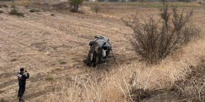 Otomobilin tarlaya uçtuğu kaza ucuz atlatıldı