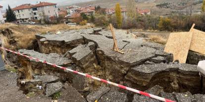 Başkentte toprak kayması paniği! 10 bina tahliye edildi