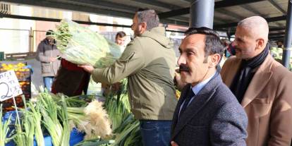 Tezgahını devreden esnaftan belediye bağış adı altında para aldı