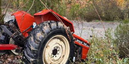 Sakarya’da ehliyetsiz sürücünün kontrolünden çıkan traktör devrildi: 1 ölü, 3 yaralı