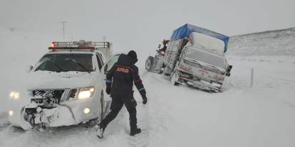 Konya'nın kırsalında kar ve tipi çilesi sürüyor. Ekipler ihbarlara yetişmeye çalışıyor