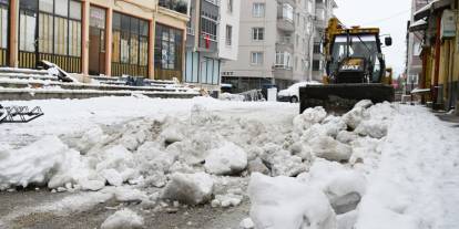 Konya'da temizlik çalışması sürüyor. Toplanan karlar sulama kanallarına aktarılıyor