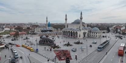 Mevlana'ya yakın noktada dev çadır kuruldu. Konserler veriliyor