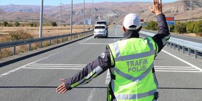 Akşehir'de durdurulan otomobilde uyuşturucu ve silah yakalandı