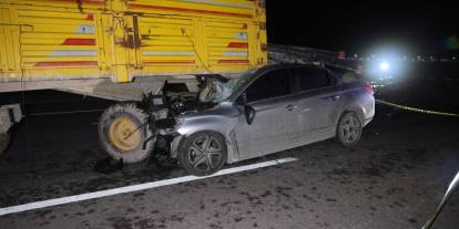 Konya'da otomobil traktör römorkuna ok gibi saplandı, sürücü öldü