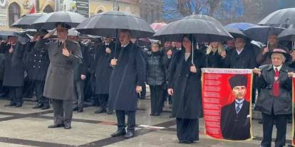 Atatürk'ü anma töreni yağmur altında gerçekleşti