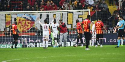 Kayserispor - Galatasaray maçında ortalık karıştı